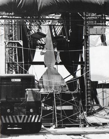 Untitled sculpture by Pablo Picasso being assembled at the Civic Center Plaza (Daley Plaza) at Dearborn and Washington Streets - Sincak, Carol
