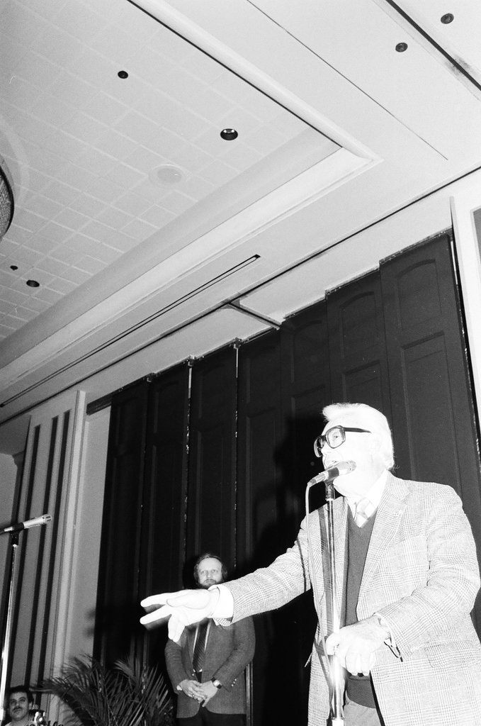 Harry Caray throws the first ball at Chicago Cubs baseball convention - Chicago Sun-Times