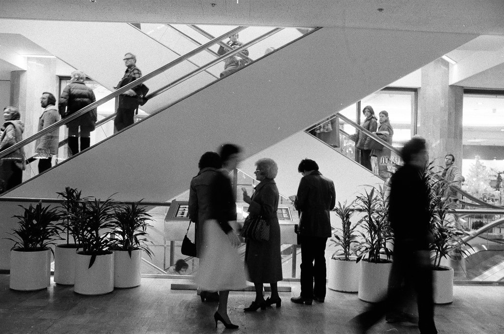 Holiday shoppers inside and outside Water Tower Place - Chicago Sun-Times