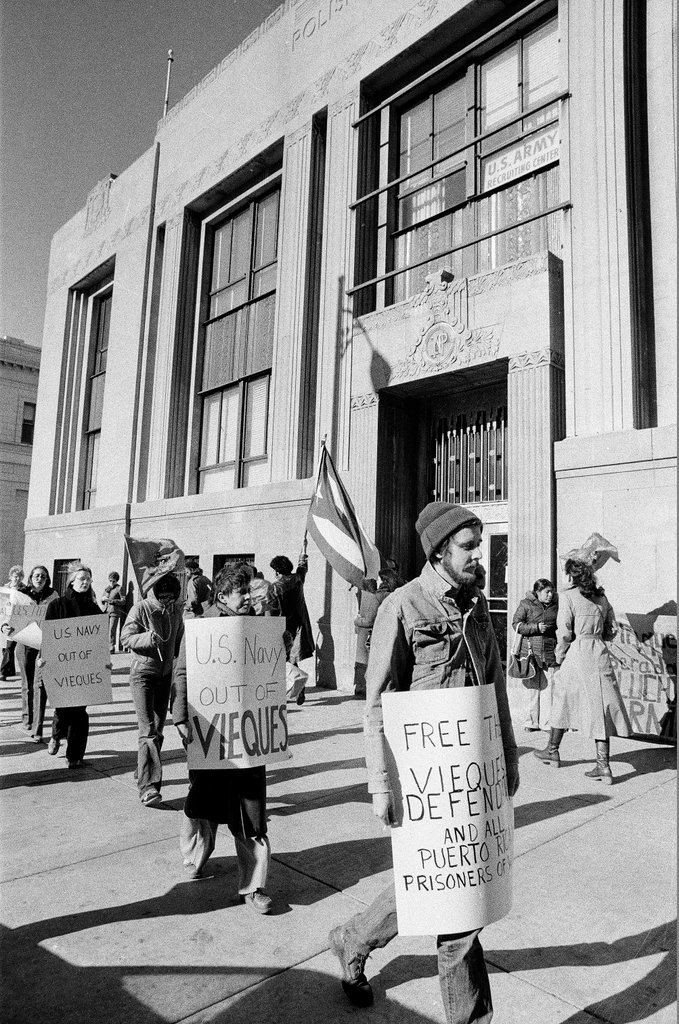 Protesters call for Puerto Rican independence at the Army and Navy recruiting office - Chicago Sun-Times