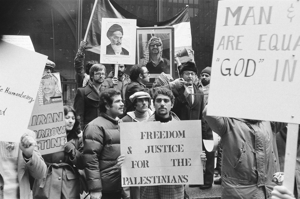 Palestinians and Muslims march at Daley Plaza - Chicago Sun-Times