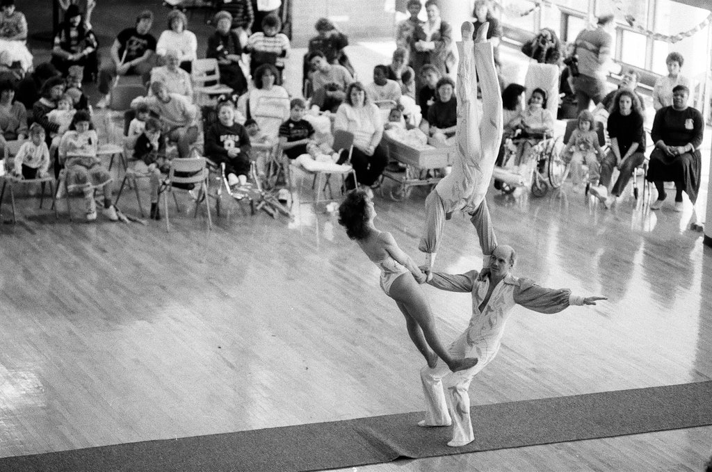 Circus performers visit sick kids - Al Podgorski for Chicago Sun-Times