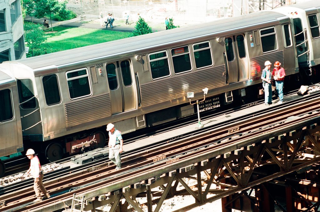 L train derails in Loop - Scott Stewart for Chicago Sun-Times