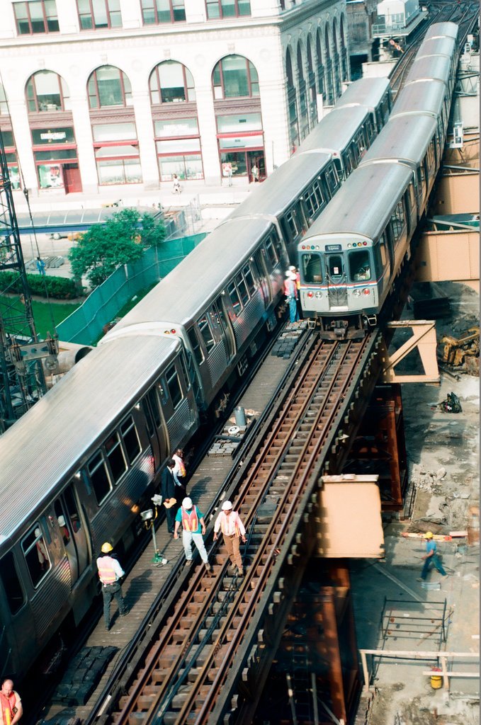 L train derails in Loop - Scott Stewart for Chicago Sun-Times