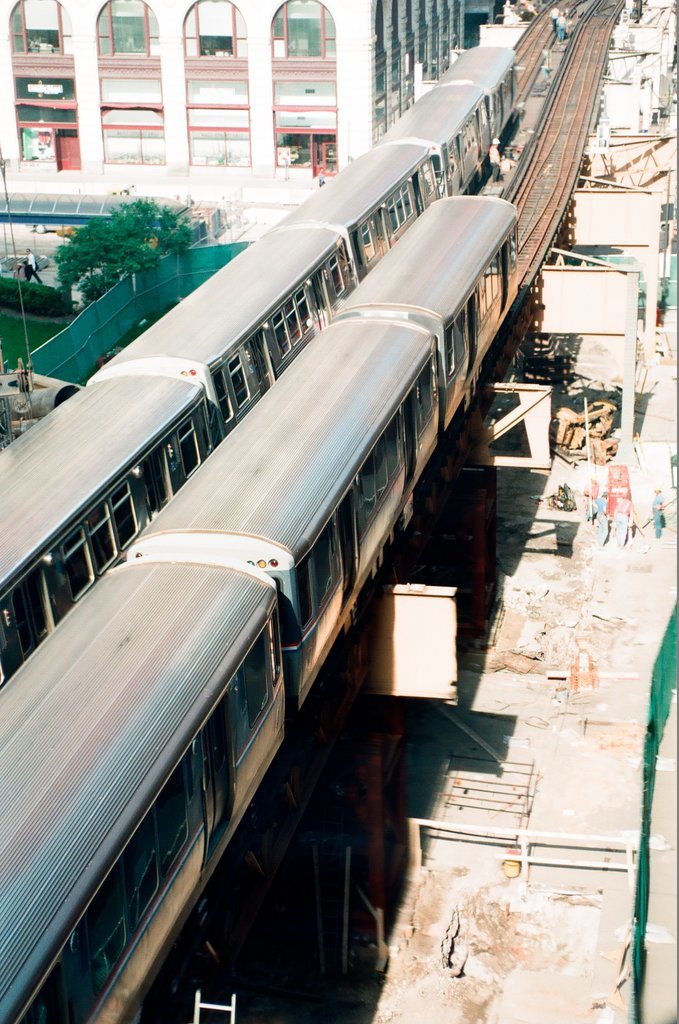 L train derails in Loop - Scott Stewart for Chicago Sun-Times