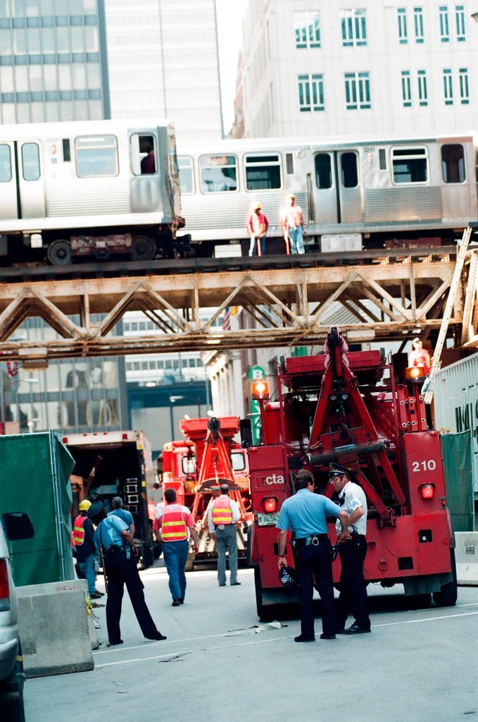 L train derails in Loop - Scott Stewart for Chicago Sun-Times