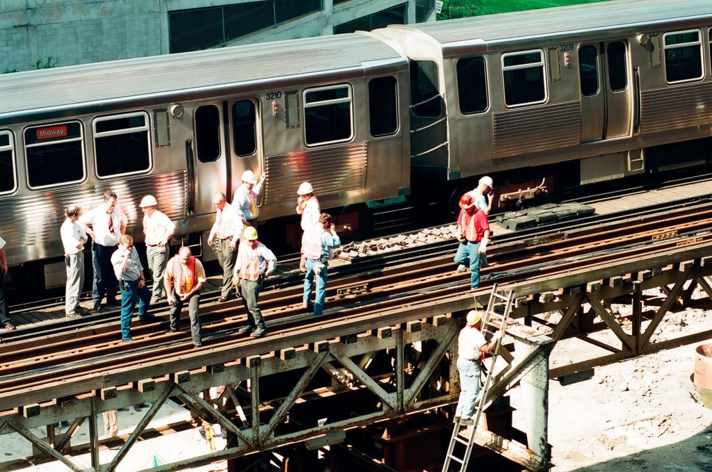 L train derails in Loop - Scott Stewart for Chicago Sun-Times