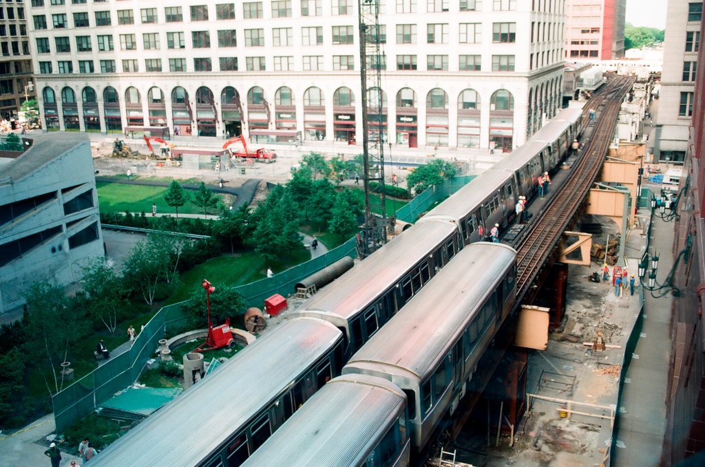 L train derails in Loop - Scott Stewart for Chicago Sun-Times