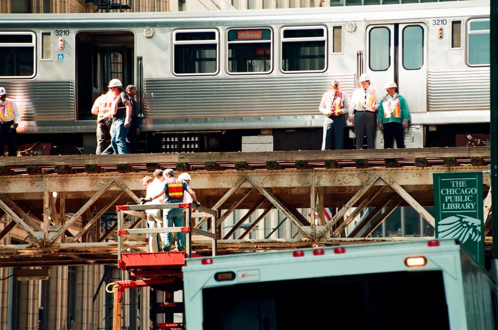 L train derails in Loop - Scott Stewart for Chicago Sun-Times