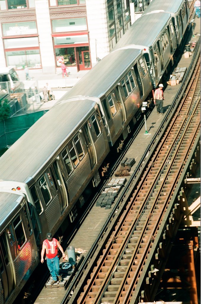 L train derails in Loop - Scott Stewart for Chicago Sun-Times