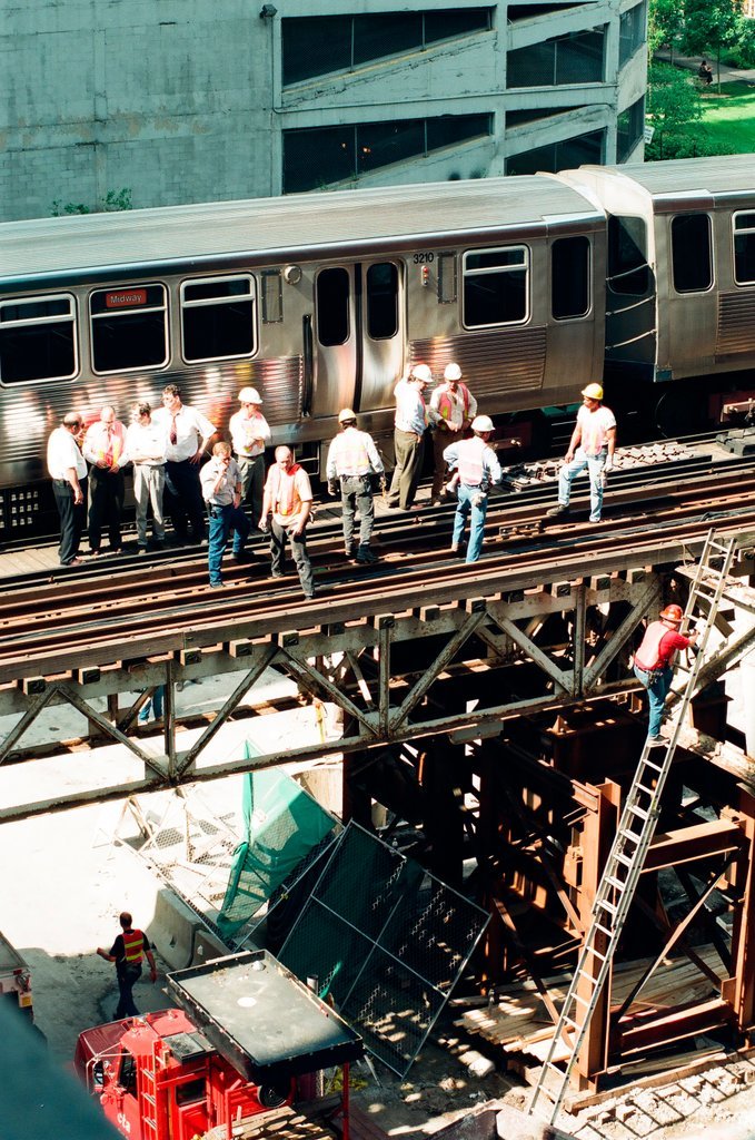 L train derails in Loop - Scott Stewart for Chicago Sun-Times