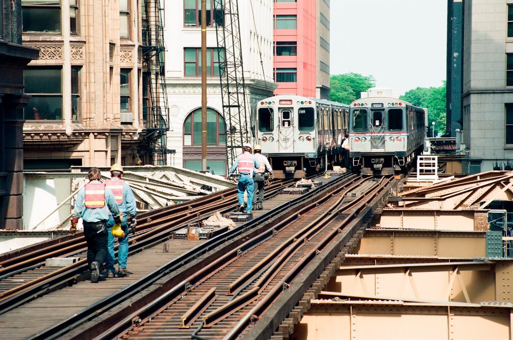 L train derails in Loop - Scott Stewart for Chicago Sun-Times