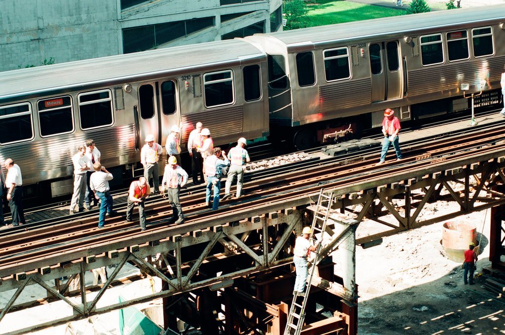 L train derails in Loop - Scott Stewart for Chicago Sun-Times