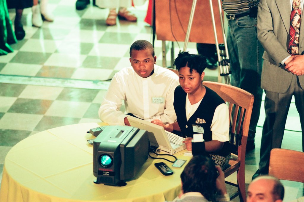 ClassLink cellphone demonstration - Chicago Sun-Times