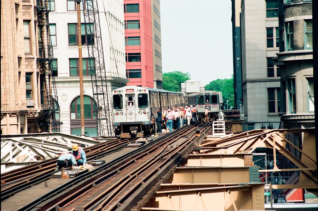L train derails in Loop - Scott Stewart for Chicago Sun-Times