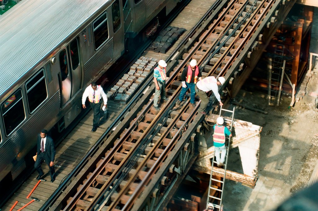 L train derails in Loop - Scott Stewart for Chicago Sun-Times
