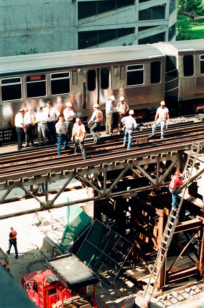 L train derails in Loop - Scott Stewart for Chicago Sun-Times