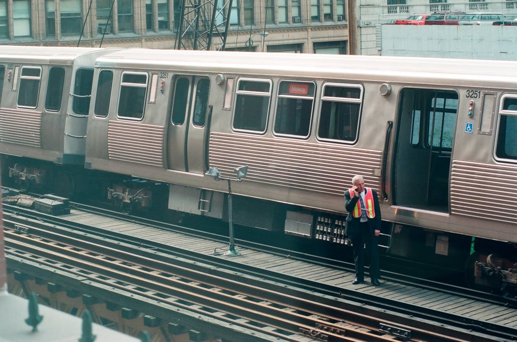 L train derails in Loop - Scott Stewart for Chicago Sun-Times