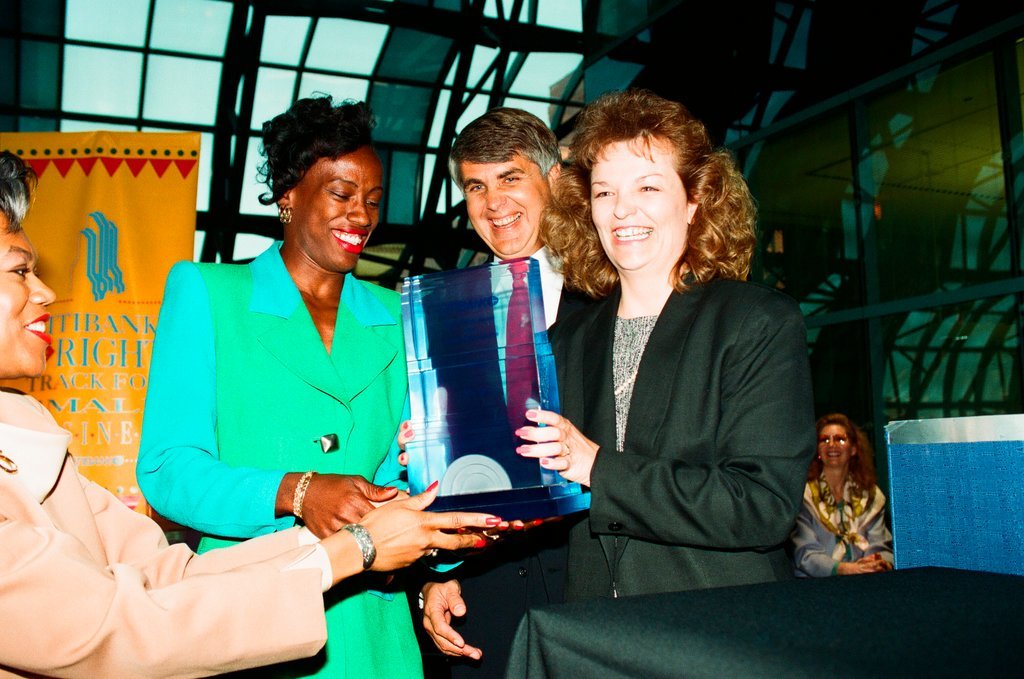 Jackie Joyner-Kersee helps present award - Rich Hein for Chicago Sun-Times