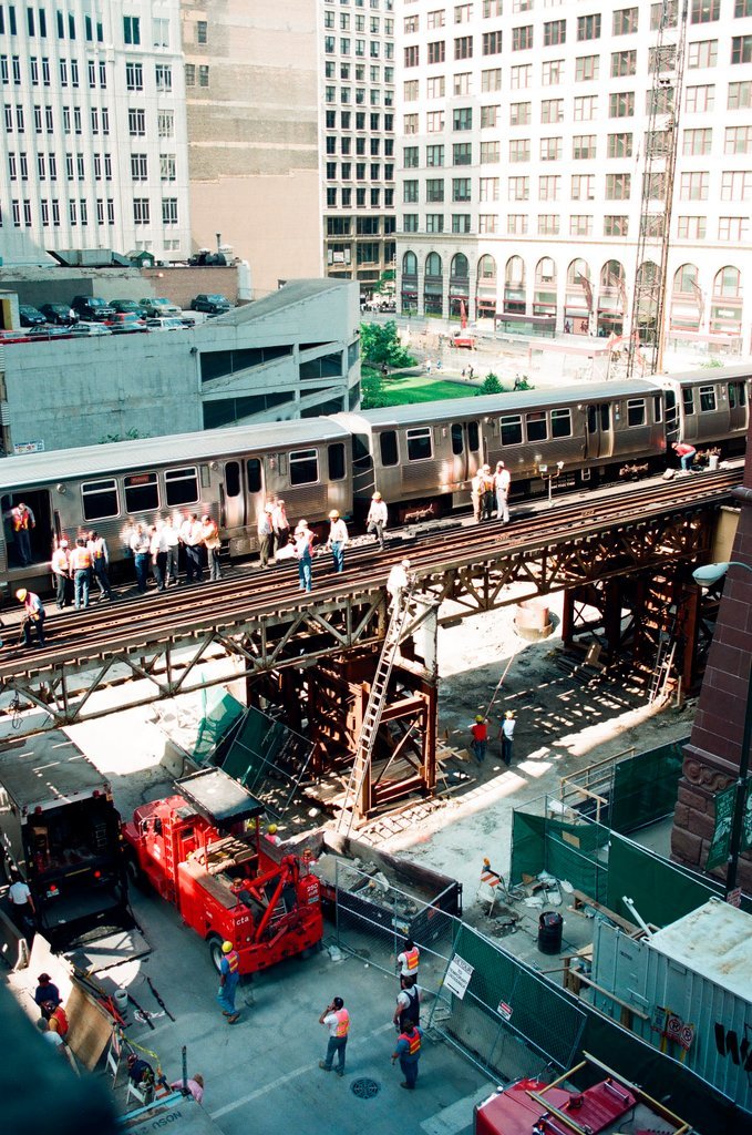 L train derails in Loop - Scott Stewart for Chicago Sun-Times