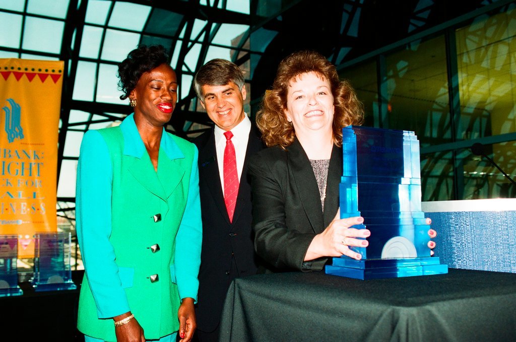 Jackie Joyner-Kersee helps present award - Rich Hein for Chicago Sun-Times