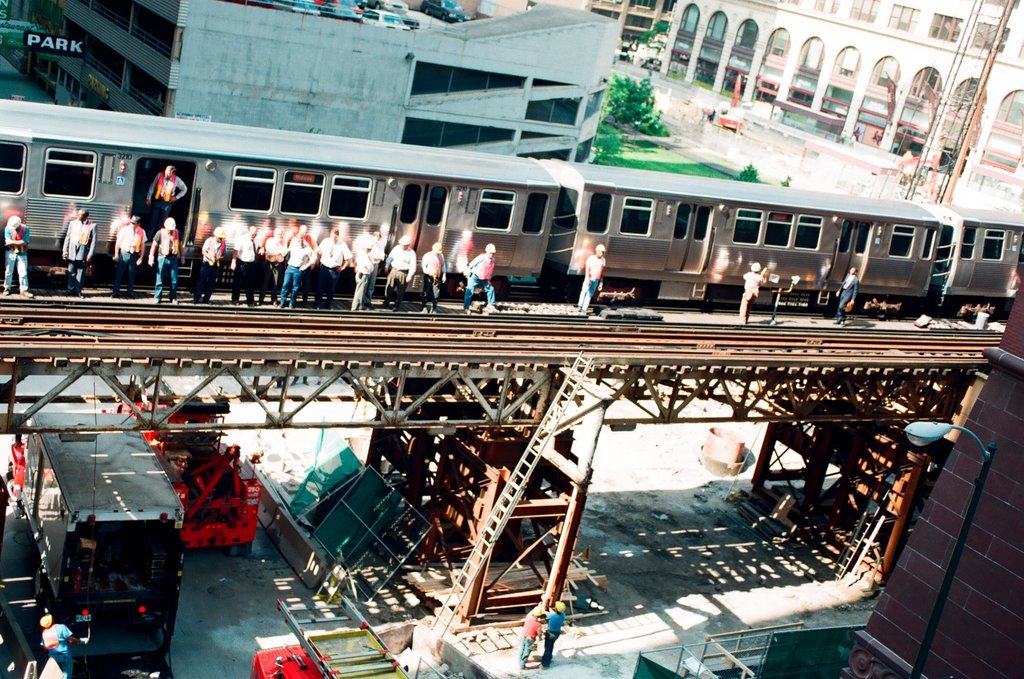 L train derails in Loop - Scott Stewart for Chicago Sun-Times