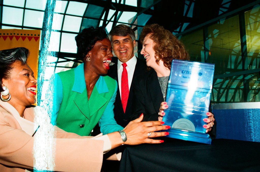 Jackie Joyner-Kersee helps present award - Rich Hein for Chicago Sun-Times