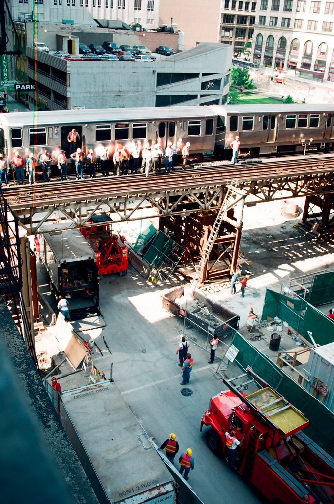 L train derails in Loop - Scott Stewart for Chicago Sun-Times