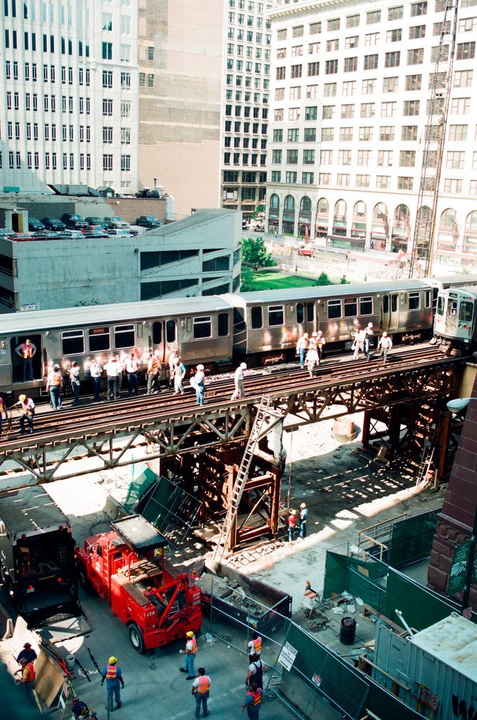 L train derails in Loop - Scott Stewart for Chicago Sun-Times