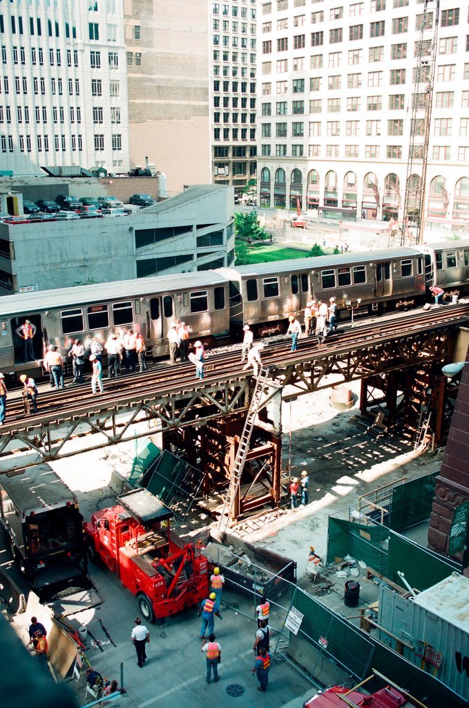 L train derails in Loop - Scott Stewart for Chicago Sun-Times