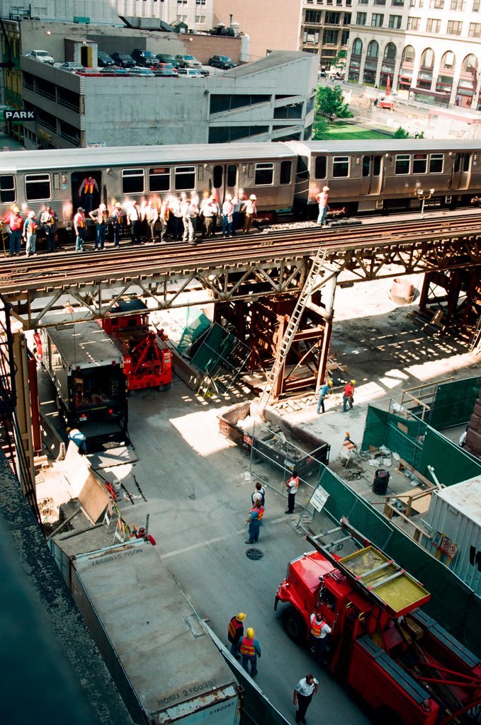 L train derails in Loop - Scott Stewart for Chicago Sun-Times