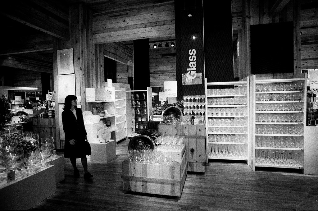Crate and Barrel on North Michigan Avenue - Chicago Sun-Times