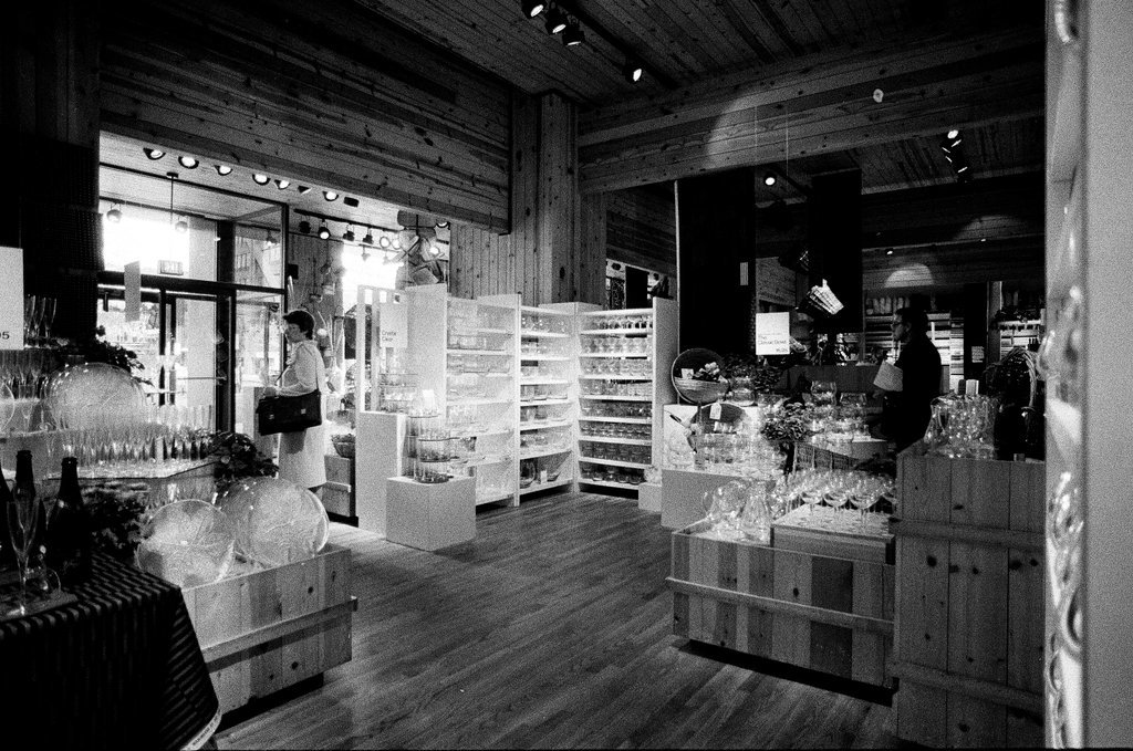 Crate and Barrel on North Michigan Avenue - Chicago Sun-Times