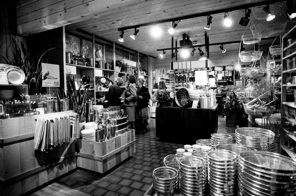 Crate and Barrel on North Michigan Avenue - Chicago Sun-Times