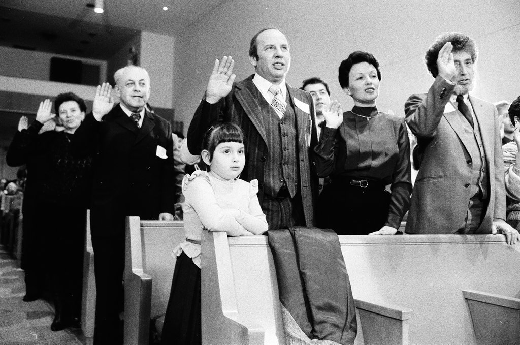 Soviet Jews become US citizens - Chicago Sun-Times
