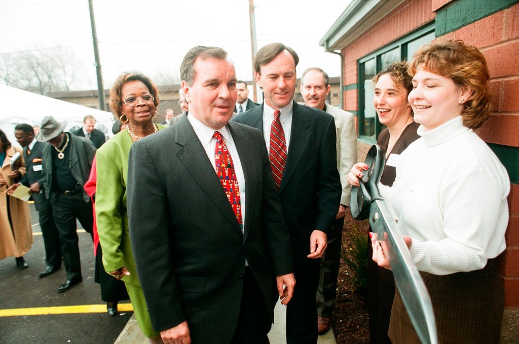 New bank opens in Austin - Chicago Sun-Times
