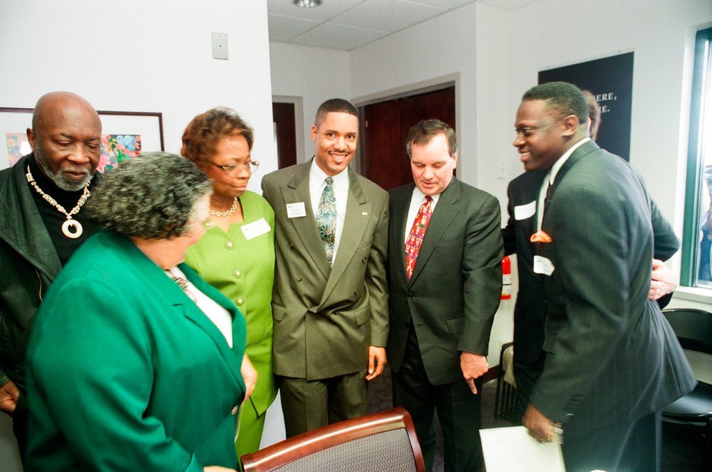 New bank opens in Austin - Chicago Sun-Times