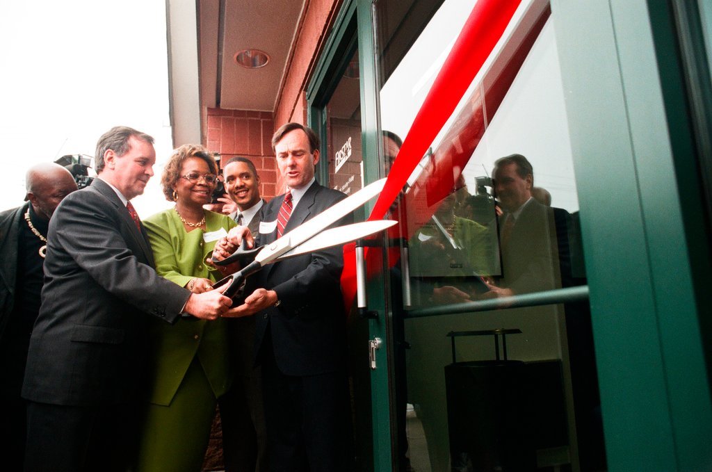 New bank opens in Austin - Chicago Sun-Times