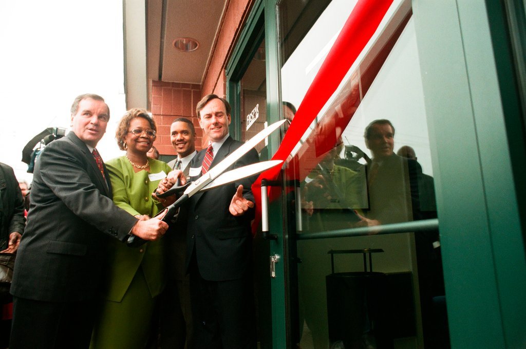 New bank opens in Austin - Chicago Sun-Times