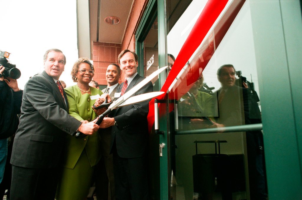 New bank opens in Austin - Chicago Sun-Times