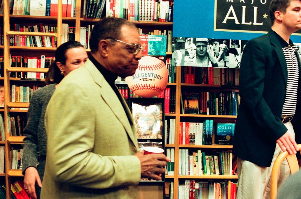 Hank Aaron and Willie Mays sign books - John H. White for Chicago Sun-Times