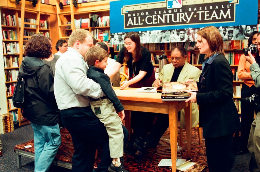 Hank Aaron and Willie Mays sign books - John H. White for Chicago Sun-Times