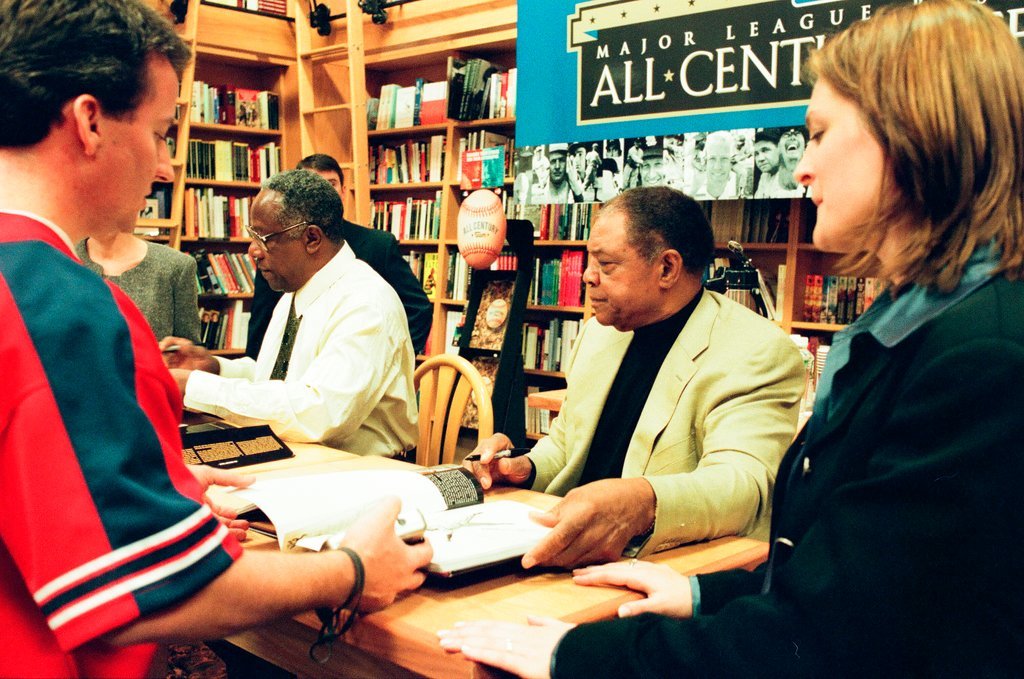 Hank Aaron and Willie Mays sign books - John H. White for Chicago Sun-Times