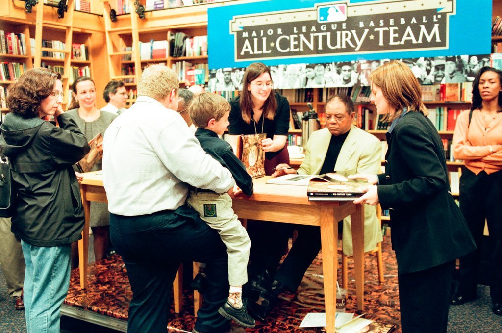 Hank Aaron and Willie Mays sign books - John H. White for Chicago Sun-Times