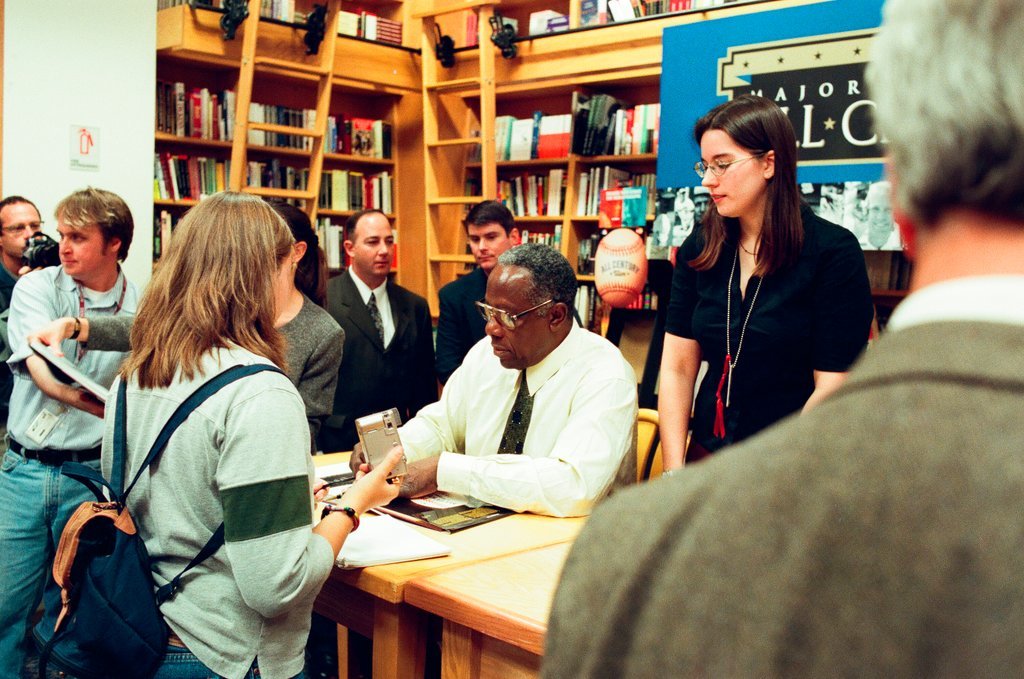 Hank Aaron and Willie Mays sign books - John H. White for Chicago Sun-Times