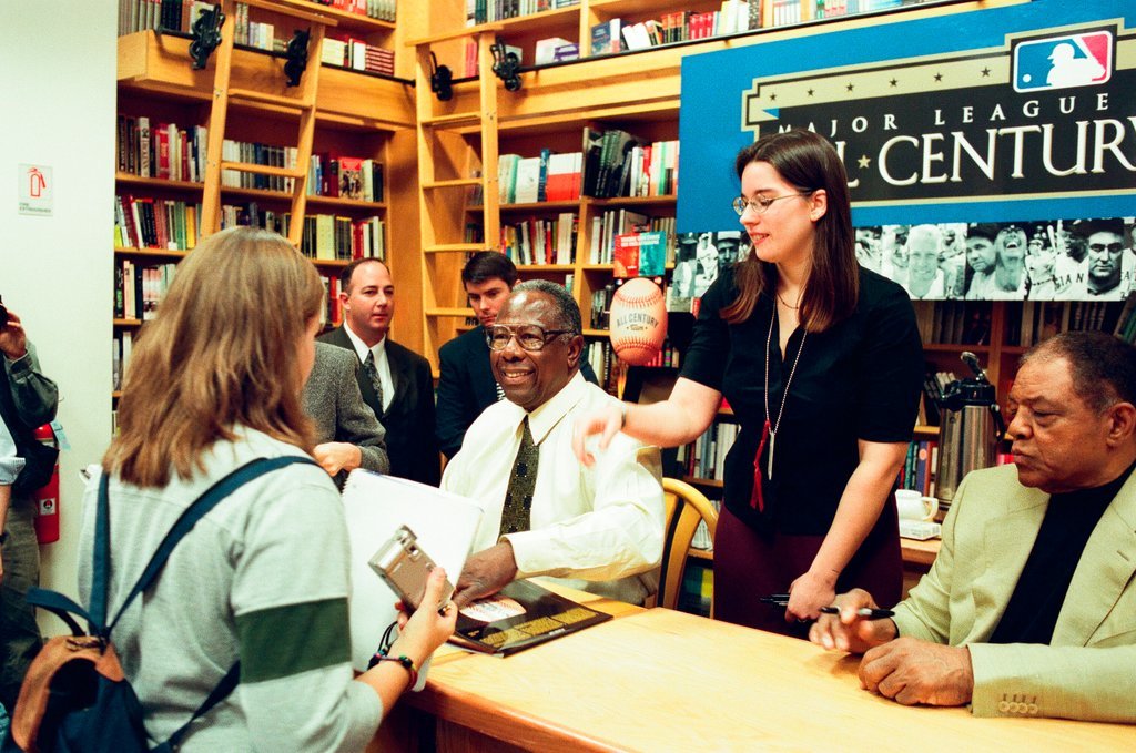 Hank Aaron and Willie Mays sign books - John H. White for Chicago Sun-Times