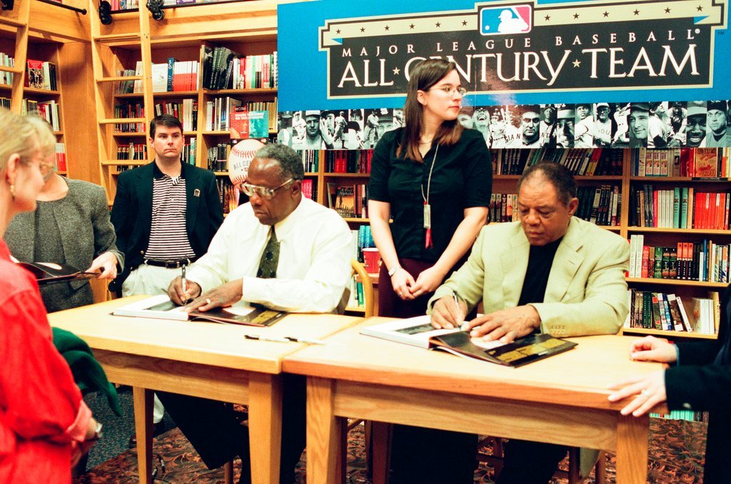 Hank Aaron and Willie Mays sign books - John H. White for Chicago Sun-Times