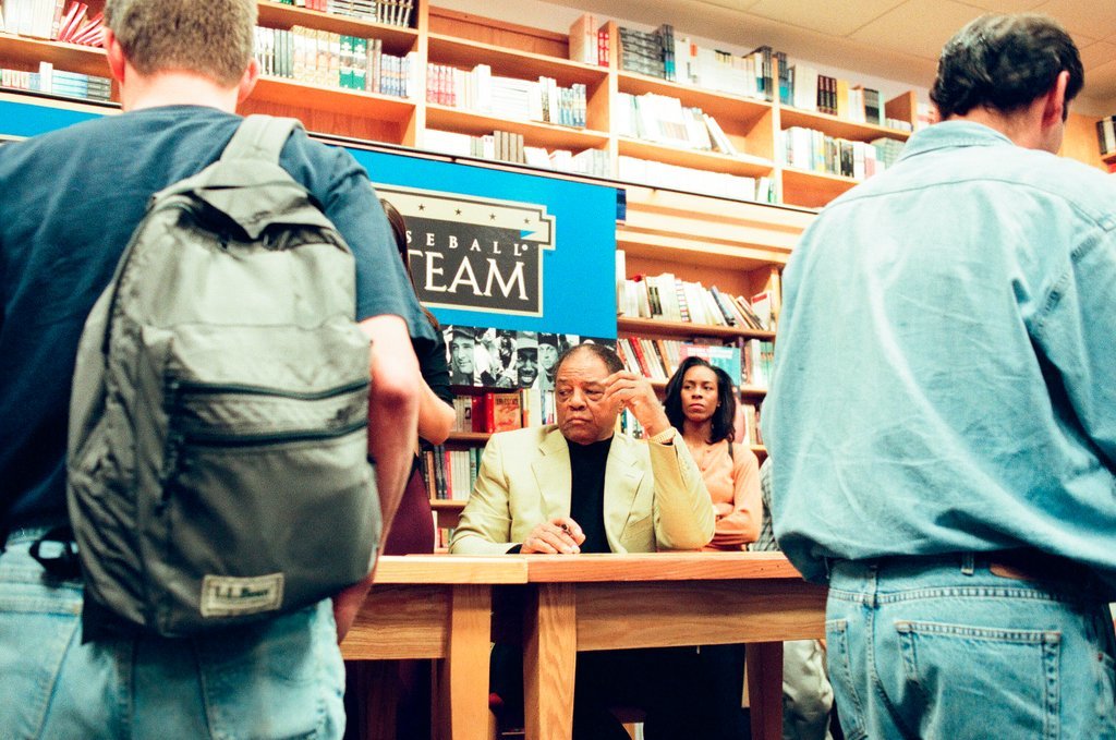 Hank Aaron and Willie Mays sign books - John H. White for Chicago Sun-Times