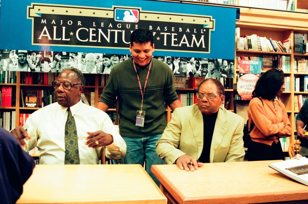 Hank Aaron and Willie Mays sign books - John H. White for Chicago Sun-Times