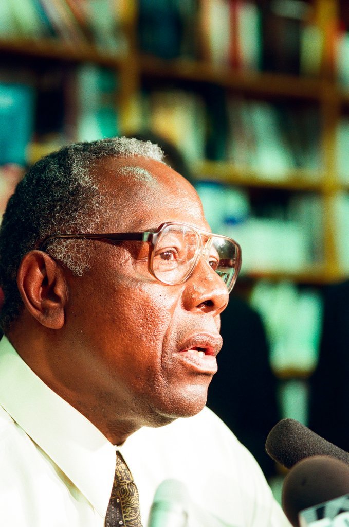 Hank Aaron and Willie Mays sign books - John H. White for Chicago Sun-Times